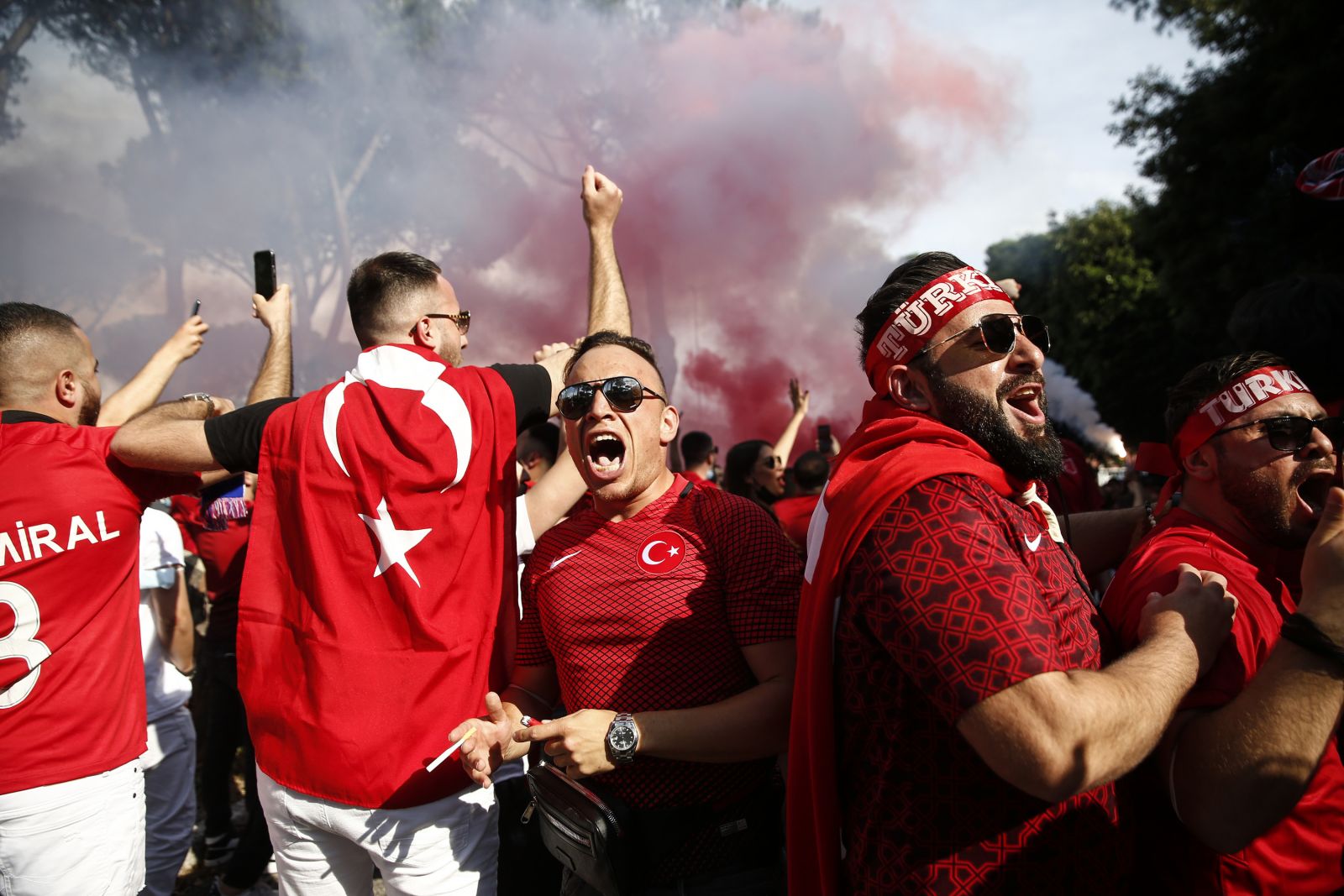 Heyecanlı bekleyiş sürüyor: Türk taraftarlar stada alındı