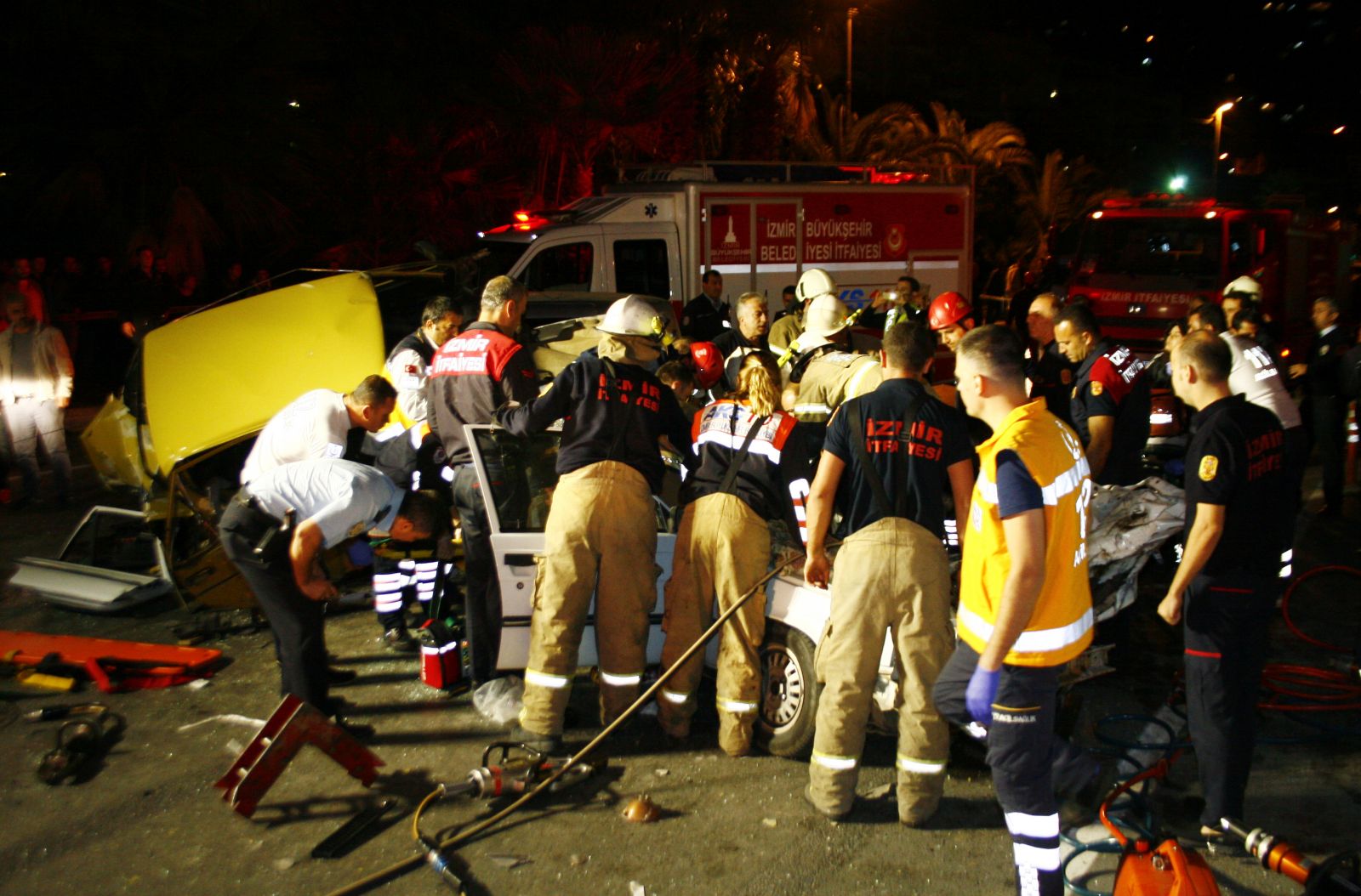 İzmir'de korkunç kaza, 1 kişi öldü 5 de yaralı var