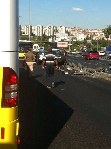 İncirli'de otomobil metrobüs yoluna girdi