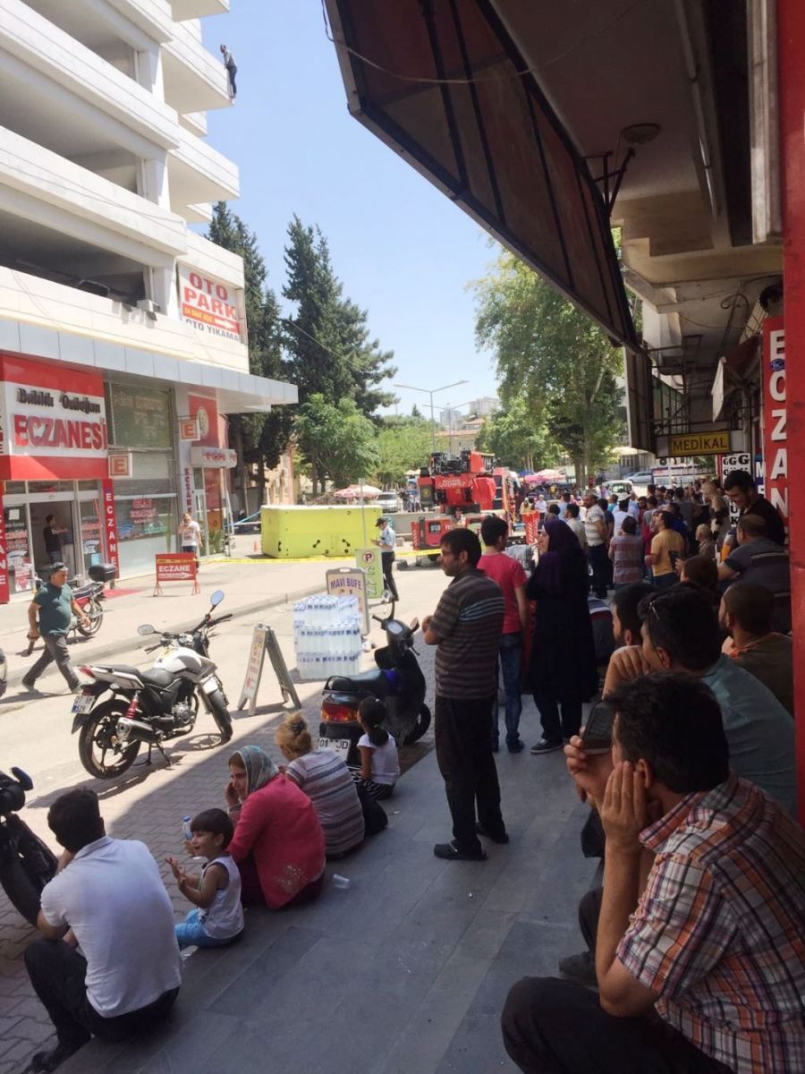 İntihardan vazgeçen şahıs eşinin önünde diz çökerek özür diledi