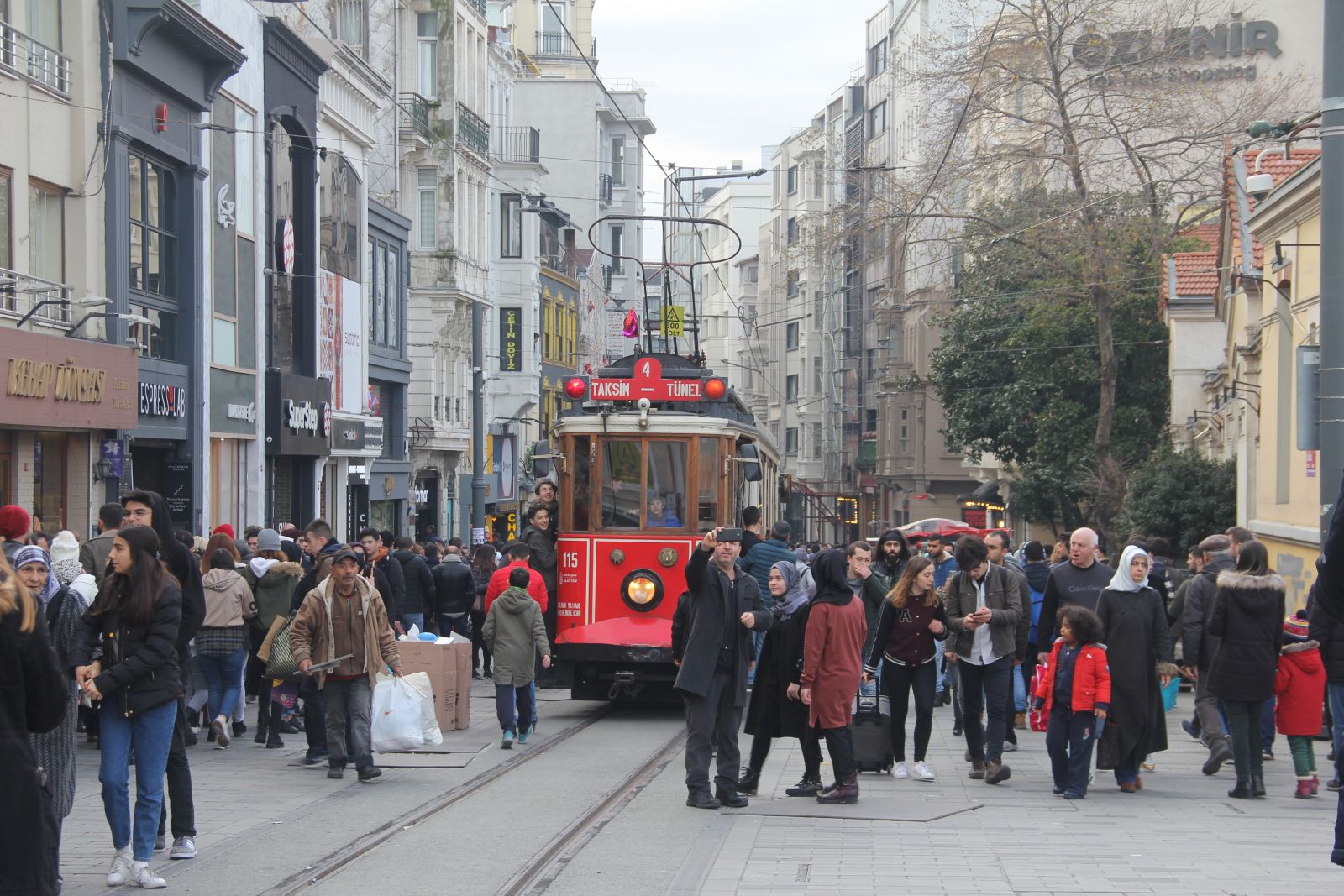 İstiklal Caddesi’nden insan seli aktı