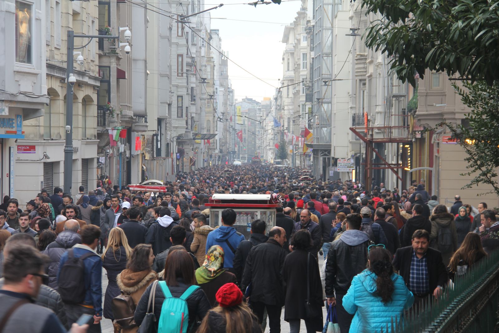 İstiklal Caddesi’nden insan seli aktı