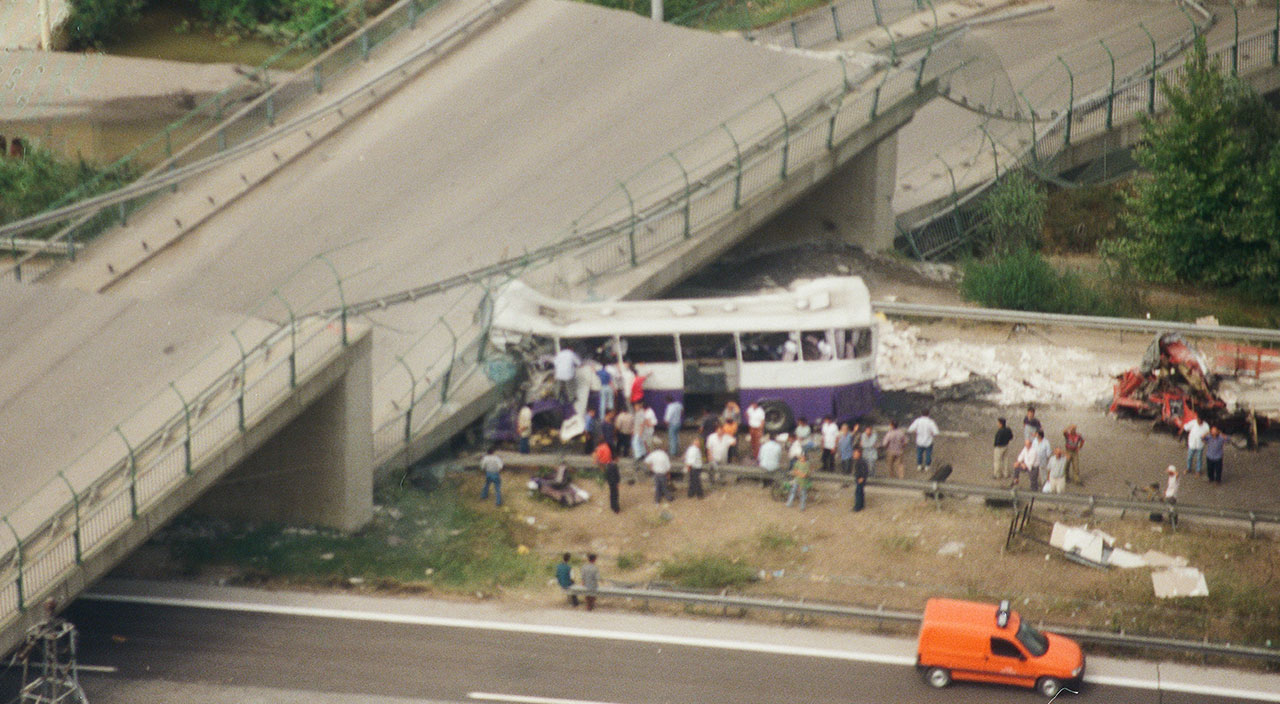 Tam 23 yıl geçti! 17 Ağustos depreminin yaraları sarıldı ama izleri hala duruyor Tam 23 yıl geçti! 17 Ağustos depreminin yaraları sarıldı ama izleri hala duruyor