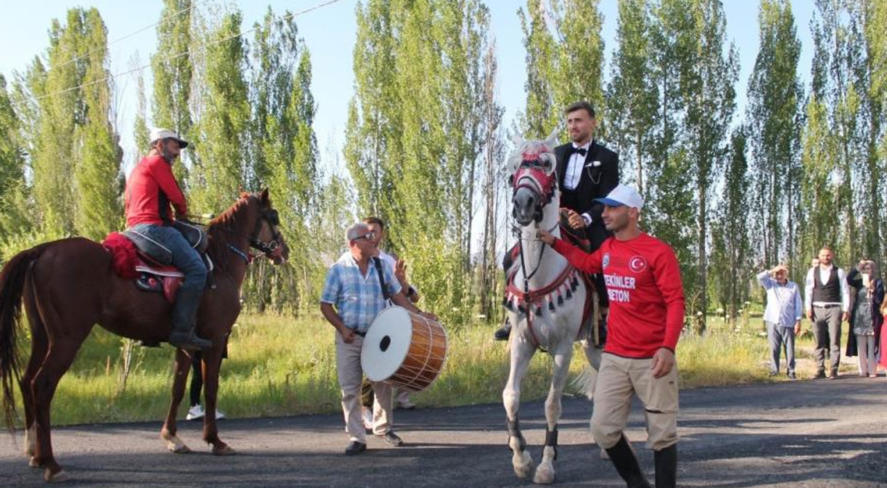 Bayburt'ta düğünde şaşırtan bir ilk! Ata gelin değil damat bindi Bayburt'ta düğünde şaşırtan bir ilk! Ata gelin değil damat bindi