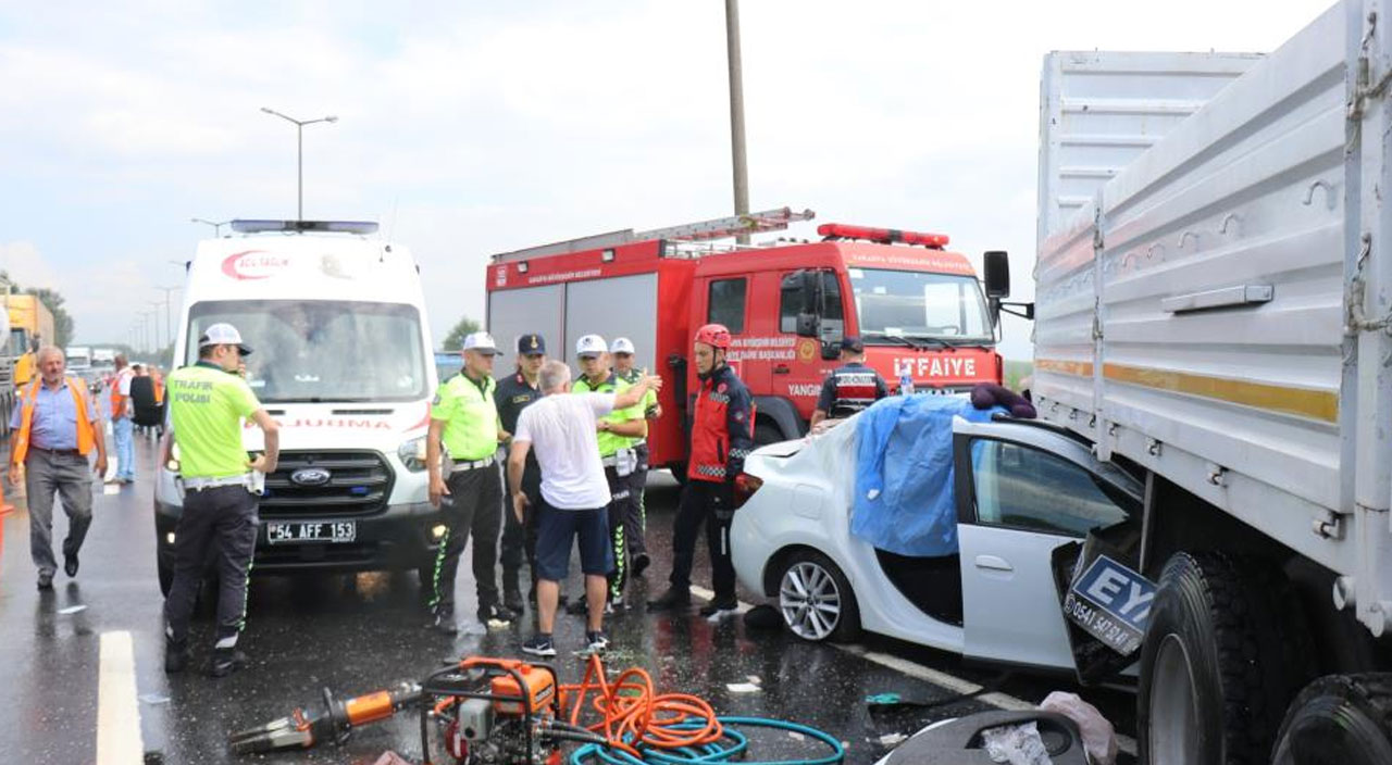 Korkunç kaza! Otomobil, kamyona ok gibi saplandı: Ölü ve yaralılar var