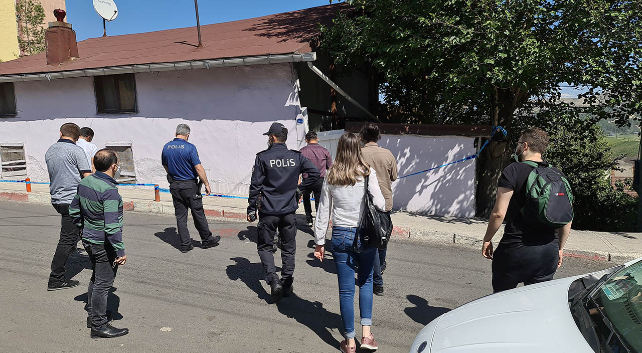 Komşusu kedilerin miyavlamasıyla şüphelendi, evde ölü bulundu