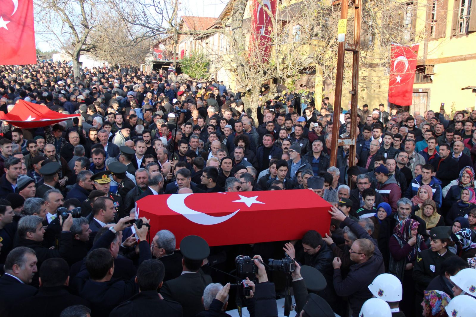 Şehidi binler uğurladı