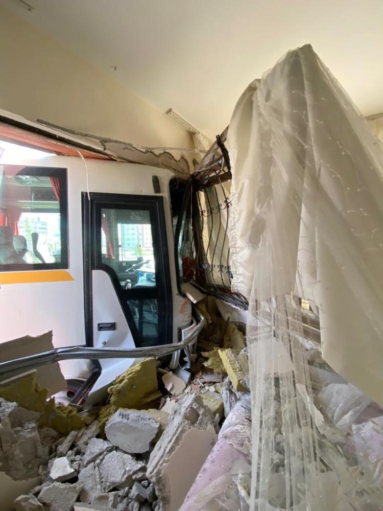 Ankara'da öğrenci servisi eve çarptı, çok sayıda yaralı var