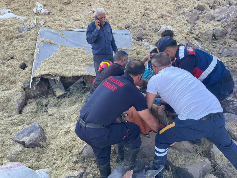 Kayseri'de feci kaza! Kamyonet kağıt gibi ezildi, 3 kişi can verdi