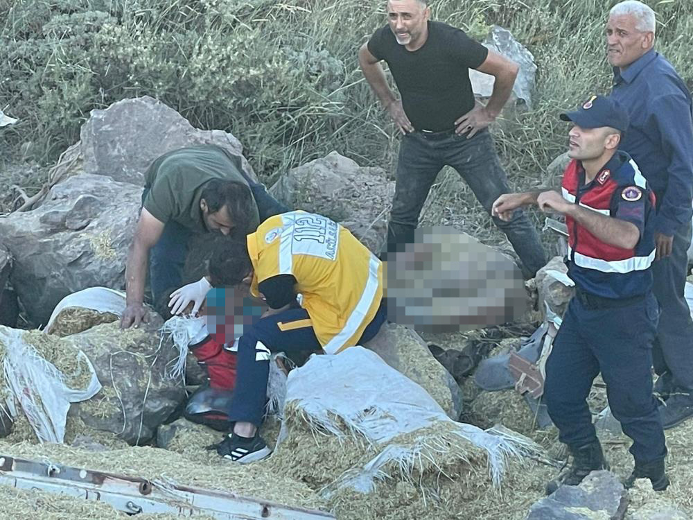 Kayseri'de feci kaza! Kamyonet kağıt gibi ezildi, 3 kişi can verdi