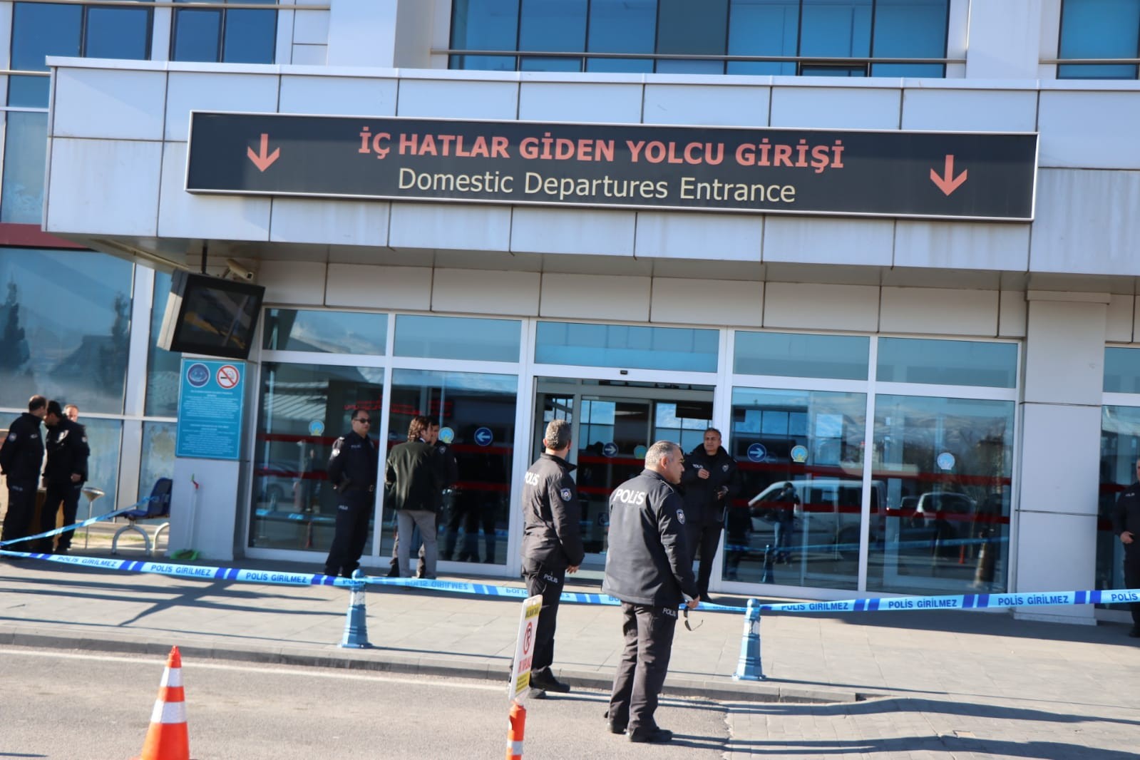 Kayseri Havalimanı'nda silah sesleri! Yaralı polisler var