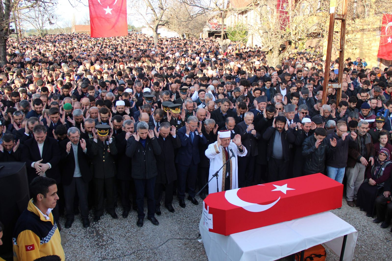 Şehidi binler uğurladı