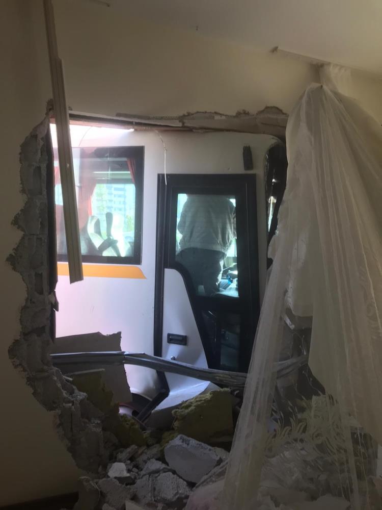 Ankara'da öğrenci servisi eve çarptı, çok sayıda yaralı var