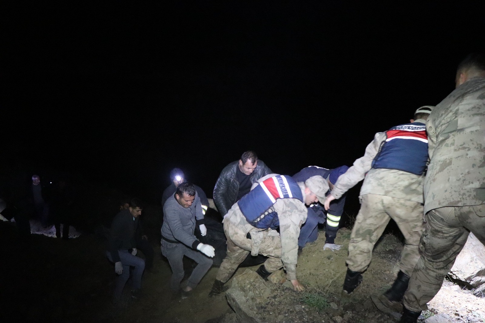 Erzurum'da çarpışan arabalar çaya düştü; Ölü, yaralı ve kayıplar var