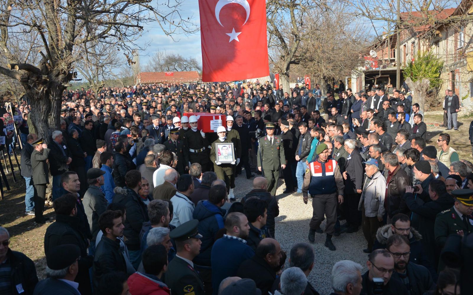 Şehidi binler uğurladı