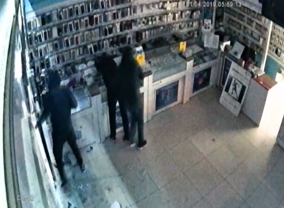 Bir dakikada dükkanı boşaltan hırsızlar kamerada