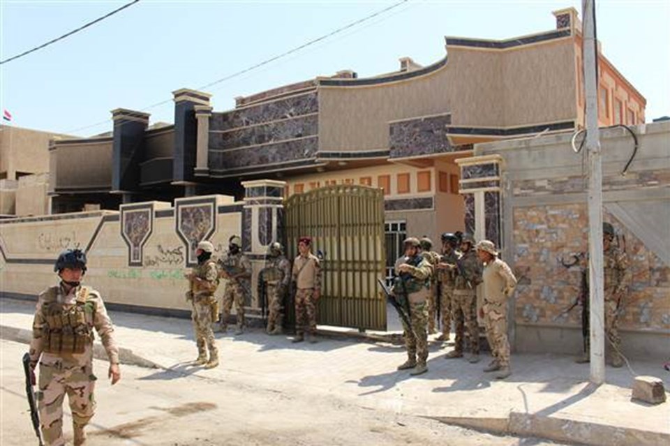DAEŞ mahkumları bu kafeslere kapatmış DAEŞ mahkumları bu kafeslere kapatmış