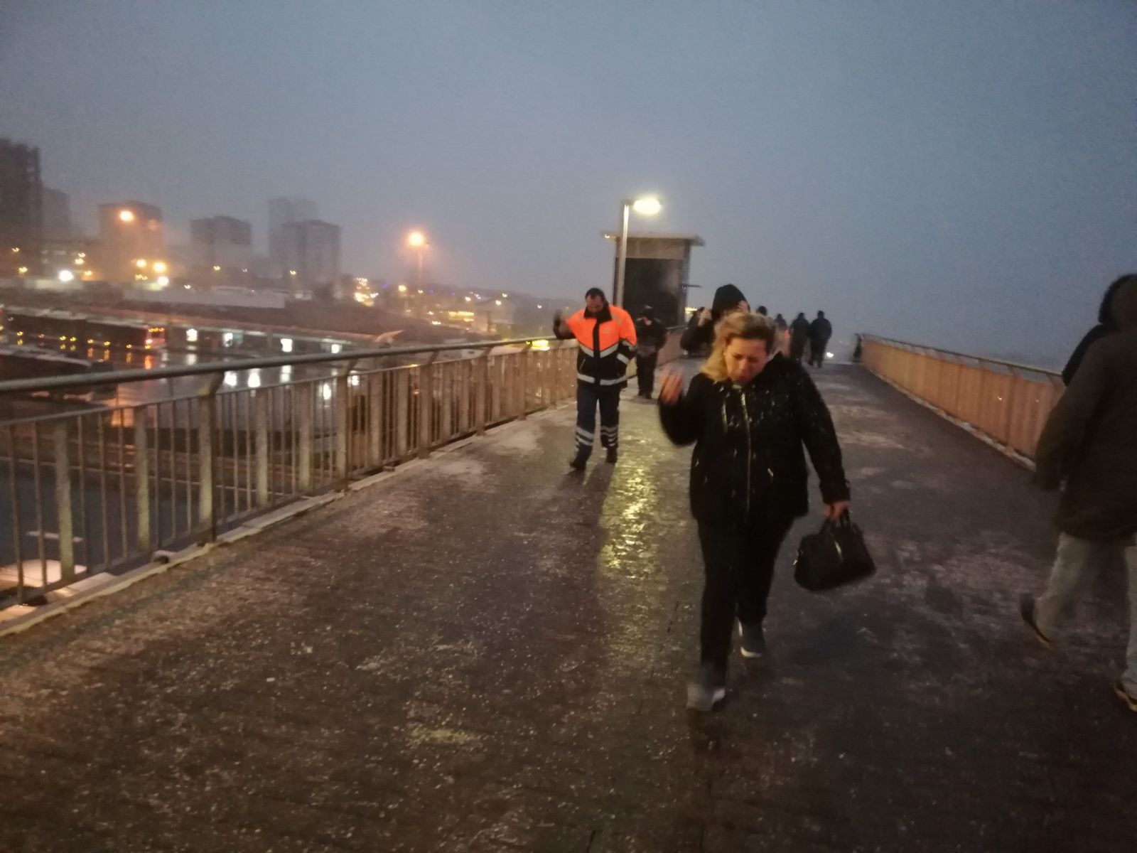 Vatandaşların metrobüs üst geçidinde kar ve tipi ile imtihanı