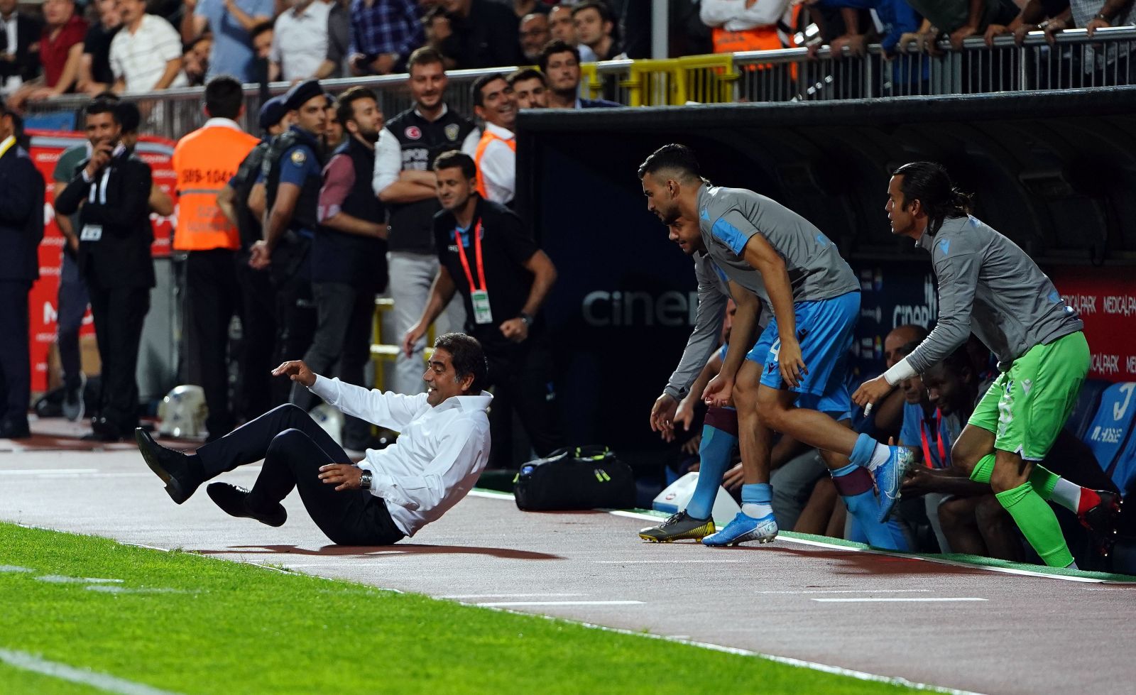 Karaman, topu kontrol etmek isterken yere düştü Karaman, topu kontrol etmek isterken yere düştü