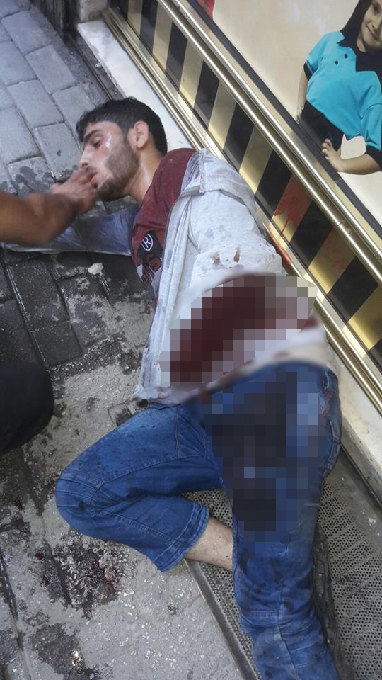 Bıçaklanan iki kardeş metrelerce yürüdükten sonra yere yığıldı