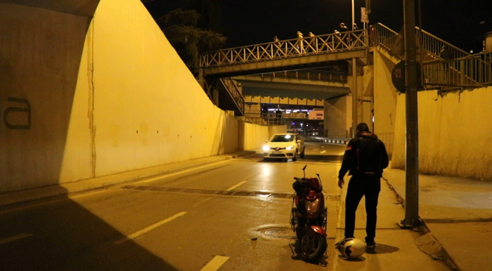Üst geçidi kullanmayan vatandaşa, motosiklet çarptı
