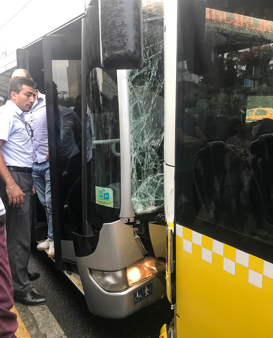 İstanbul'da metrobüs kazası