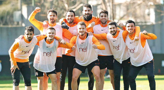 Şaşkınlıkla izliyoruz