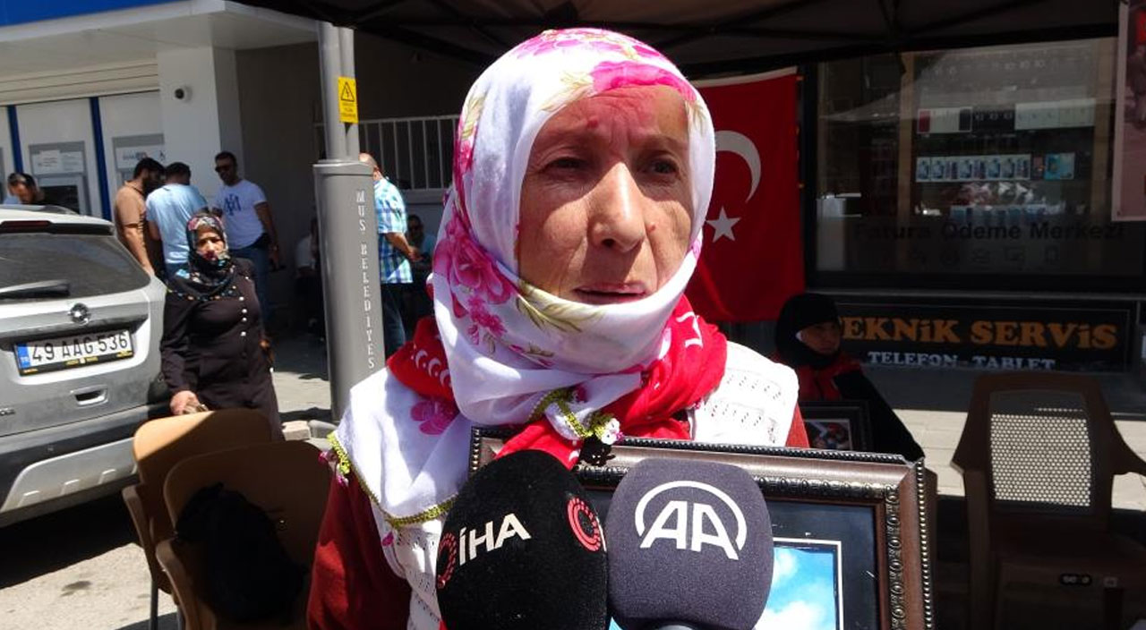Evlat nöbetindeki annelerden Kılıçdaroğlu’na 'Demirtaş' tepkisi Evlat nöbetindeki annelerden Kılıçdaroğlu’na 'Demirtaş' tepkisi