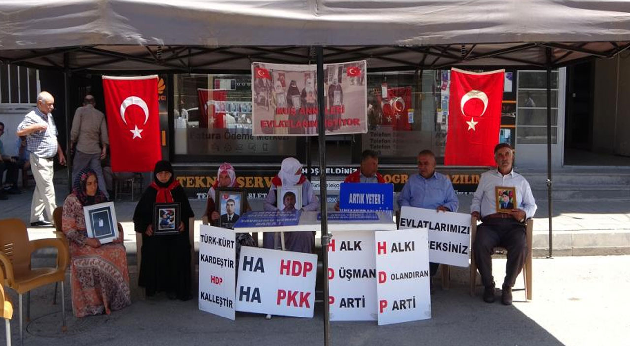 Evlat nöbetindeki annelerden Kılıçdaroğlu’na 'Demirtaş' tepkisi Evlat nöbetindeki annelerden Kılıçdaroğlu’na 'Demirtaş' tepkisi