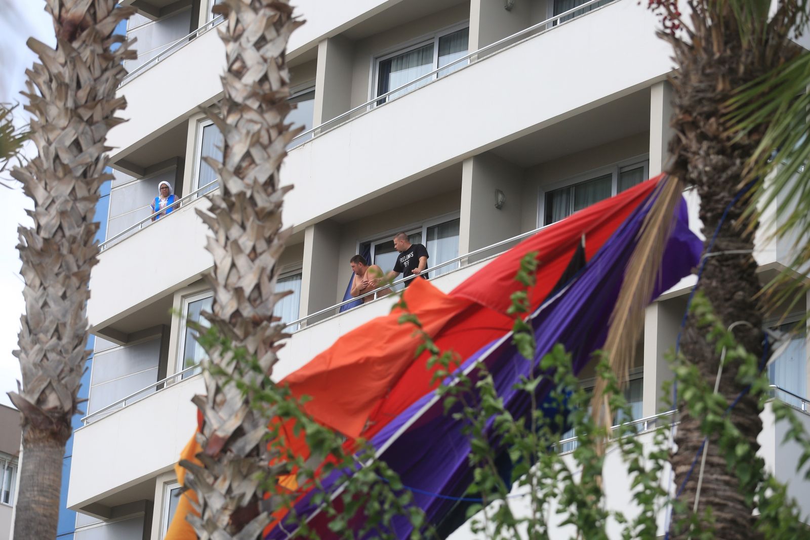 Korku dolu anlar! Halat kopunca metrelerce yükseklikten düştüler