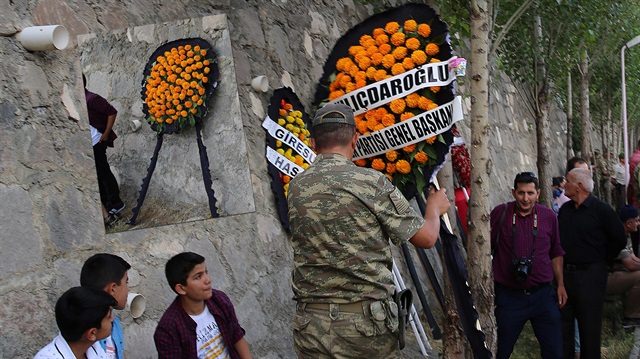 Vatandaşlar Kılıçdaroğlu'nun çelengini görünce...