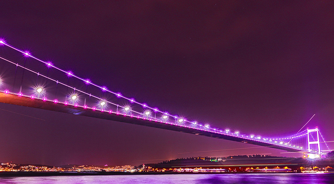 İstanbul'da köprüler epilepsiye dikkati çekmek için mora büründü