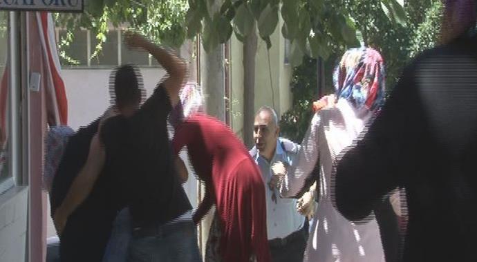 Köylü kadınların yol kapatma eyleminde tekme tokat kavga...