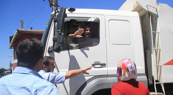 Köylü kadınların yol kapatma eyleminde tekme tokat kavga...