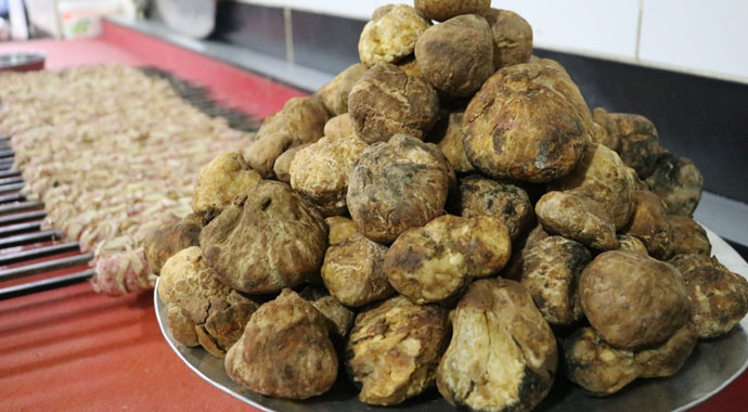 Yemek için 10 ay sabrediyorlar