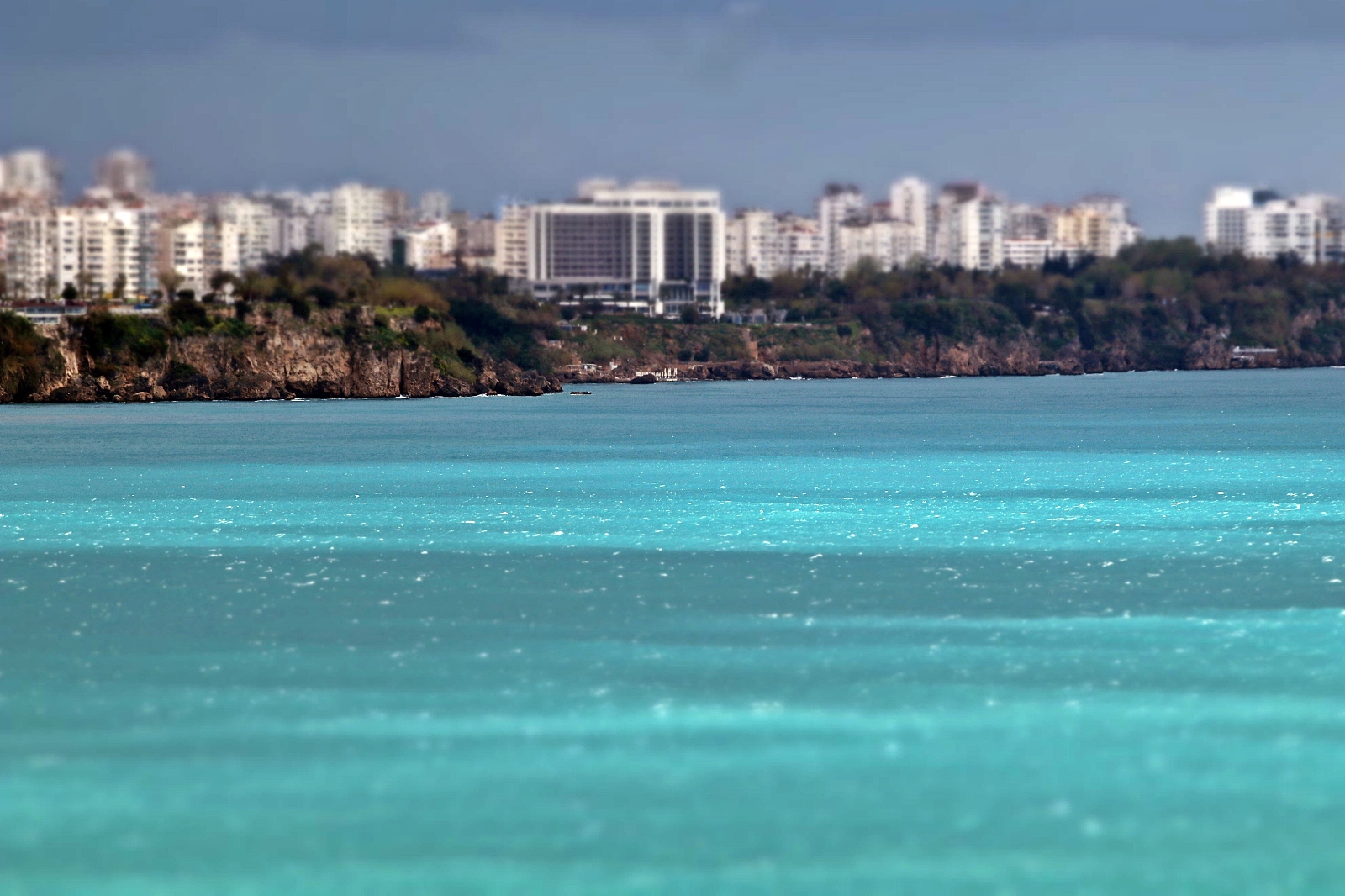 Hava sıcaklığı aniden düştü, sahil bomboş kaldı
