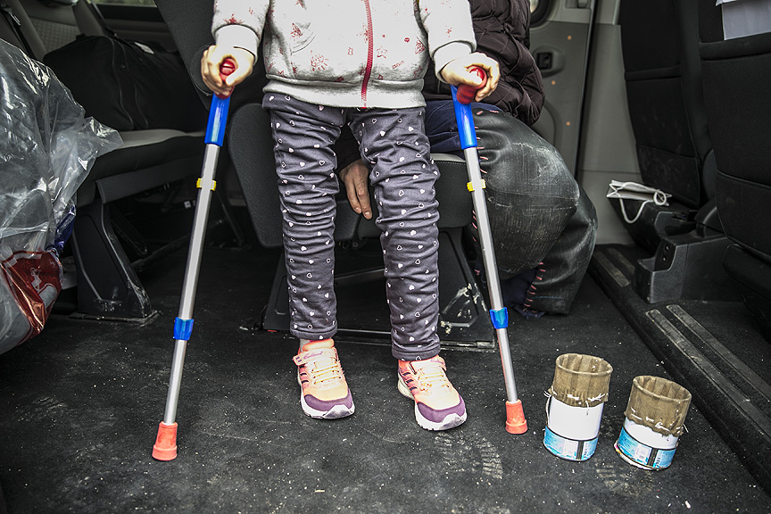 Konserve kutusunu çıkarıp protez bacaklarıyla ülkesine döndü