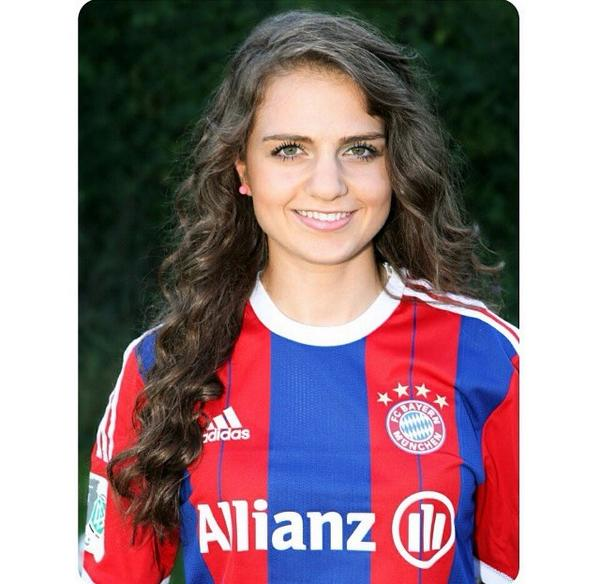 Kadın futbolcu PSG'ye transfer oldu