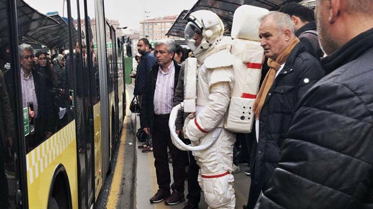 İstanbul metrosundaki astronot merak uyandırdı