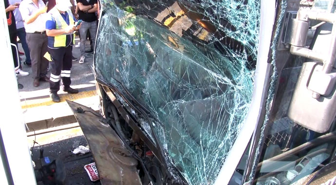 Küçükçekmece'de metrobüsler çarpıştı: 24 yaralı