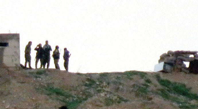 Suriyeliler sınırda köylerini gözlüyor