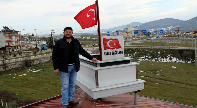Çatıya tanıtım amaçlı mezar koydu, görenler şaşkına döndü
