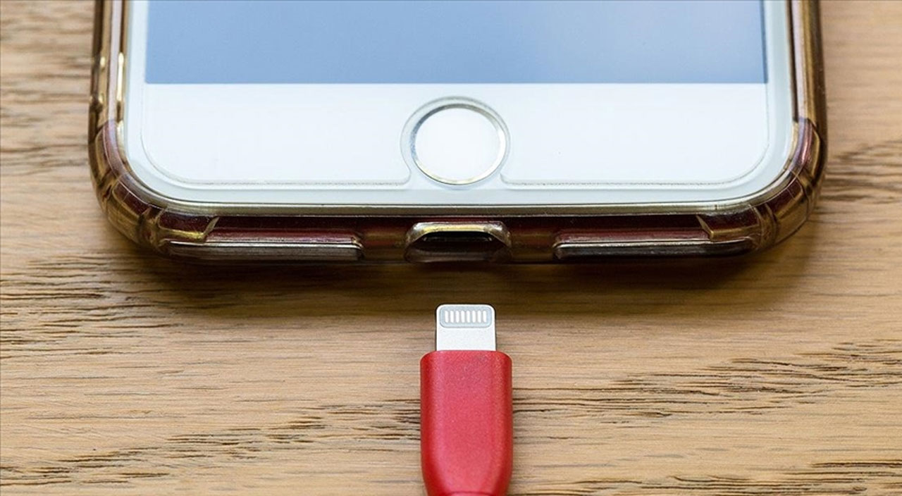 AB’den Apple üzecek karar: Tüm cihazlarda ortak şarj girişi kullanılacak AB’den Apple üzecek karar: Tüm cihazlarda ortak şarj girişi kullanılacak