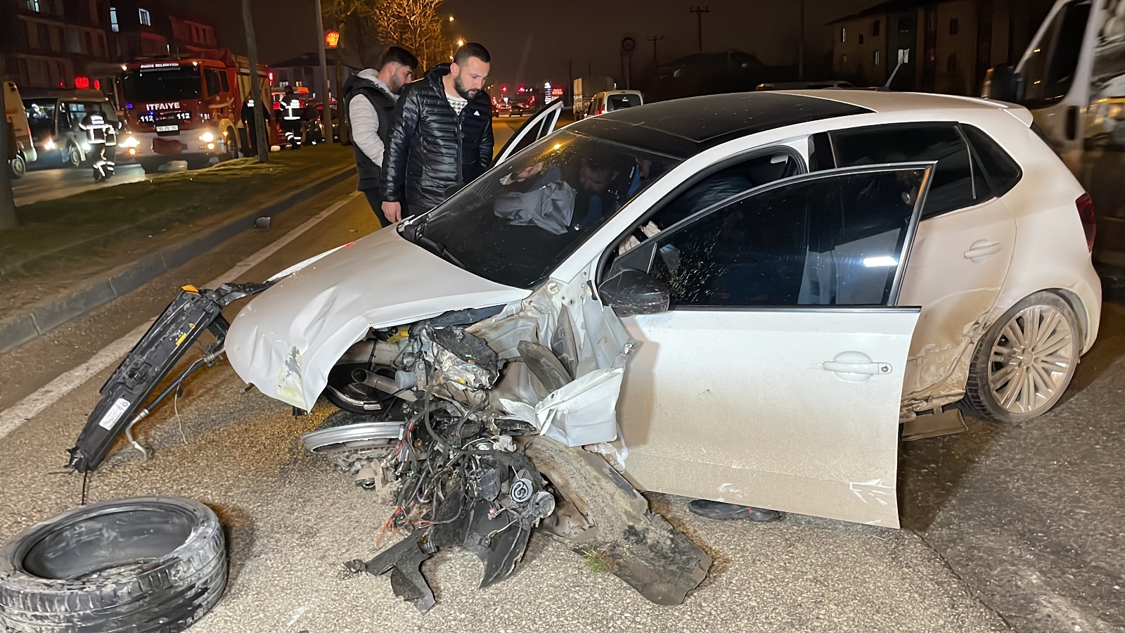 Düzce'de feci kaza! Bir otomobil ağaçta asılı kaldı Düzce'de feci kaza! Bir otomobil ağaçta asılı kaldı