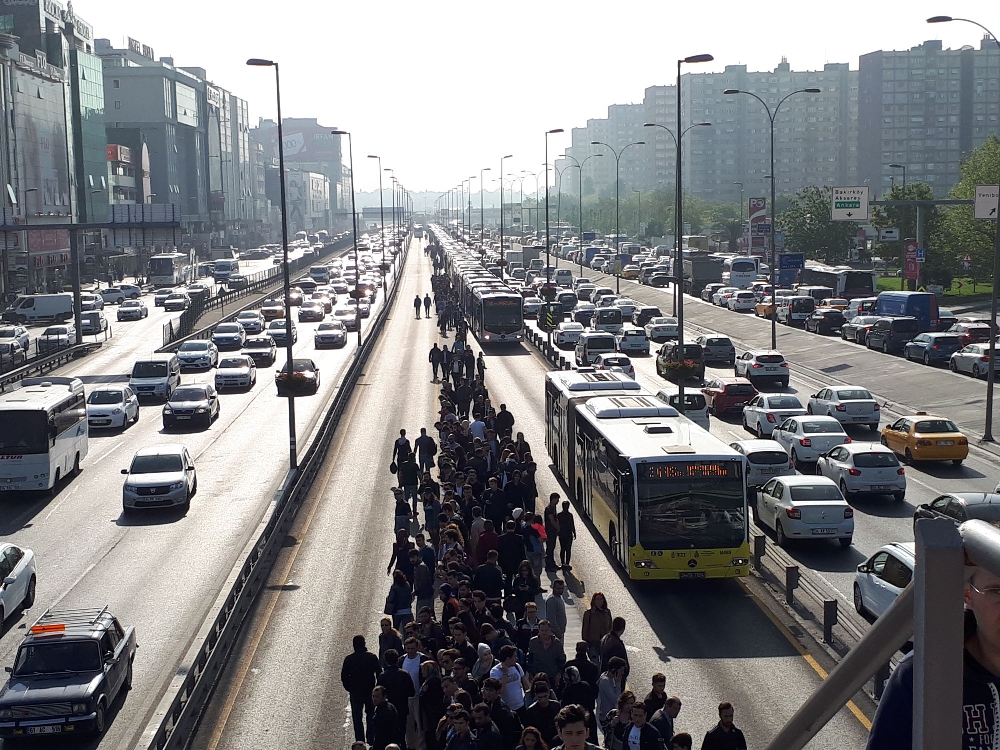 Dikkat! Metrobüs arıza yaptı, seferler durdu