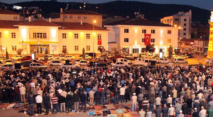 Tam 3 bin kişilik sabah namazı! Cumhuriyet meydanına seccadesini alan gitti