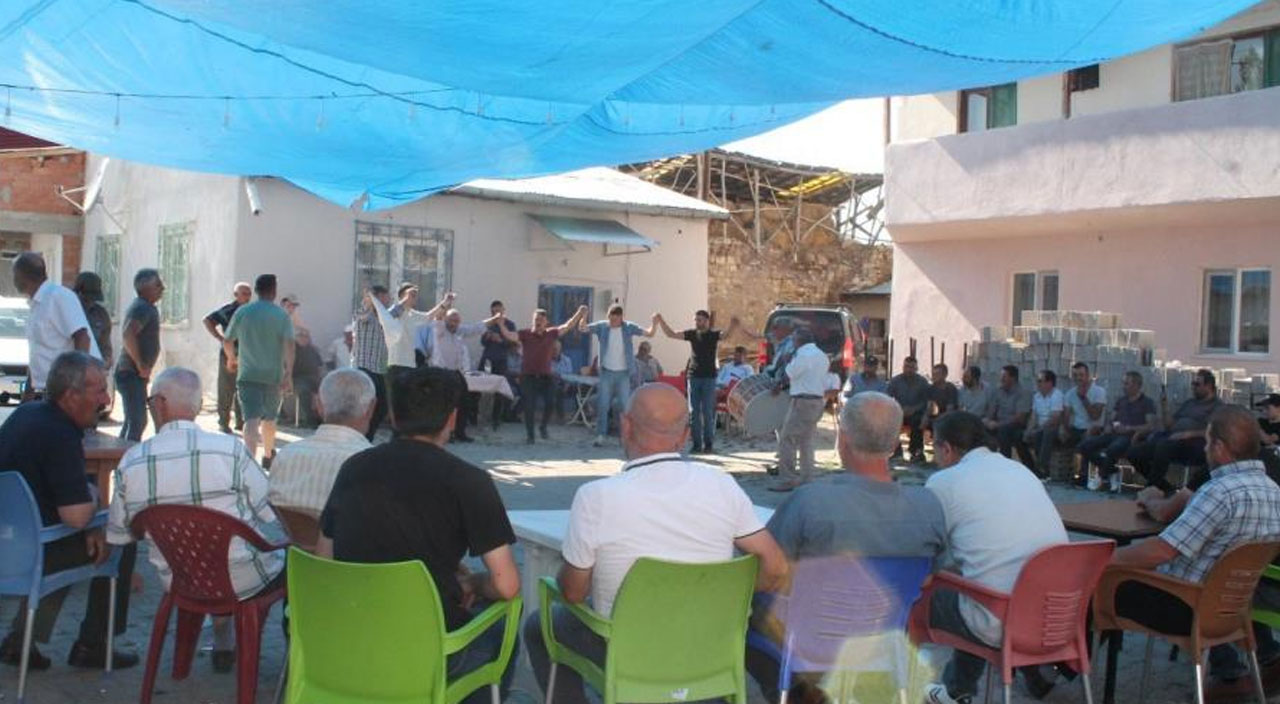 Bayburt'ta düğünde şaşırtan bir ilk! Ata gelin değil damat bindi Bayburt'ta düğünde şaşırtan bir ilk! Ata gelin değil damat bindi