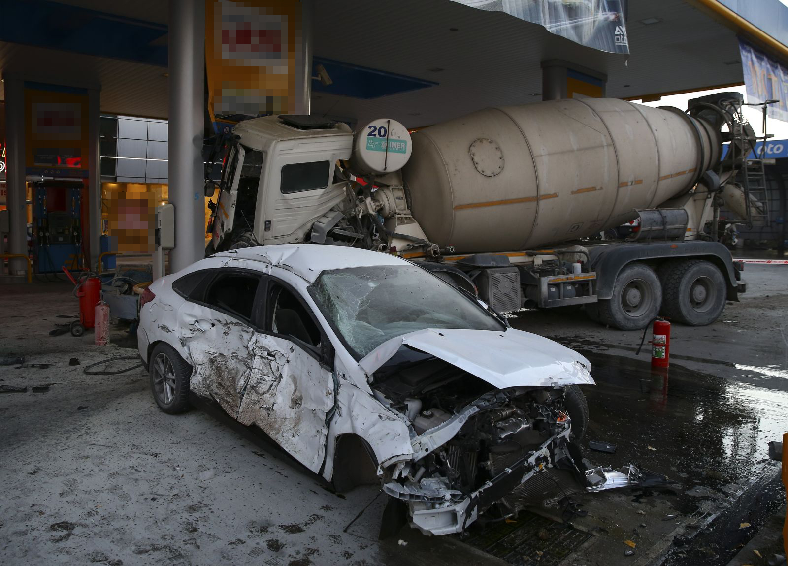 Ankara'da dehşet! Beton mikseri benzin istasyonuna daldı