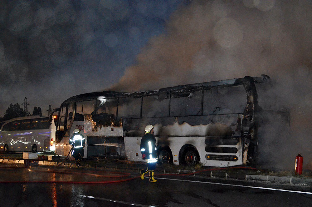 Yolcu otobüsü alev alev yandı