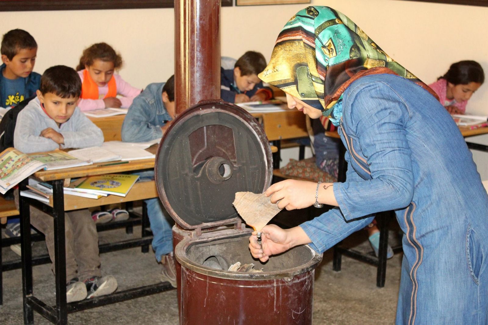 Ayşe öğretmen odun topluyor, sobayı yakıyor, sınıfları temizliyor